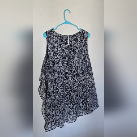 Lane Bryant Black & White Flowy Asymmetrical Sleeveless Blouse Size 18/20 - Picture 4 of 6